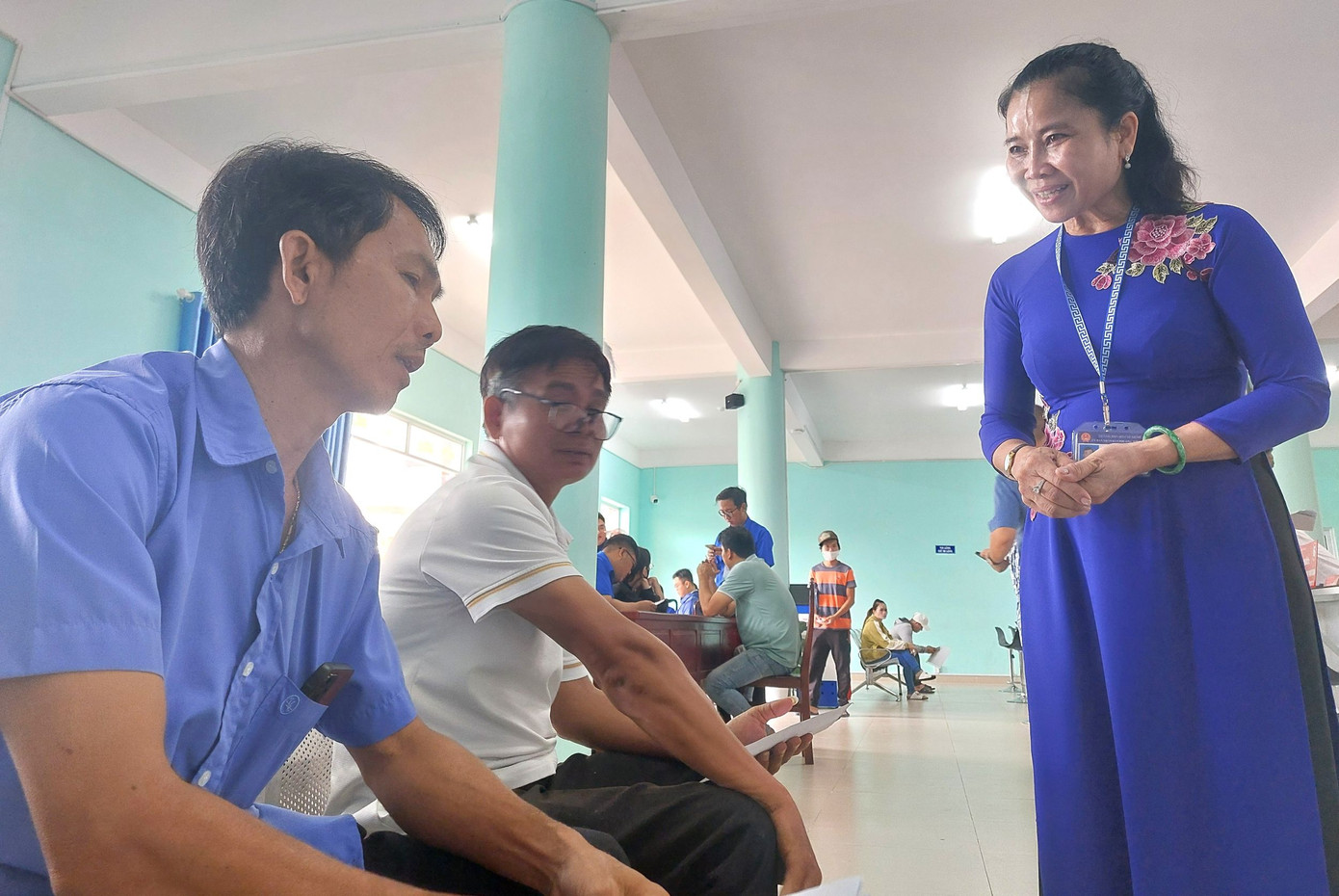 Bà Nguyễn Thị Tuyết Loan - Phó Chủ tịch UBND phường Thới Hòa, Giám đốc Trung tâm Phục vụ hành chính công phường (bìa phải) thăm hỏi người dân đến giải quyết thủ tục. Bà Loan cho biết, sau một tuần vận hành chính thức chính quyền hai cấp, với sự nỗ lực của cán bộ, công chức, viên chức mọi việc diễn ra thuận lợi. Hơn 1.000 hồ sơ thuộc các lĩnh vực khác nhau được tiếp nhận và xử lý dứt điểm. Bà Nguyễn Thị Tuyết Loan - Phó Chủ tịch UBND phường Thới Hòa, Giám đốc Trung tâm Phục vụ hành chính công phường (bìa phải) thăm hỏi người dân đến giải quyết thủ tục. Bà Loan cho biết, sau một tuần vận hành chính thức chính quyền hai cấp, với sự nỗ lực của cán bộ, công chức, viên chức mọi việc diễn ra thuận lợi. Hơn 1.000 hồ sơ thuộc các lĩnh vực khác nhau được tiếp nhận và xử lý dứt điểm.