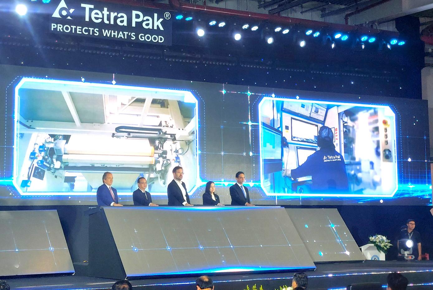 Phó chủ tịch UBND TPHCM Bùi Minh Thạnh (thứ 2, bìa trái sang) tại lễ công bố nhà máy Tetra Pak Bình Dương Phó chủ tịch UBND TPHCM Bùi Minh Thạnh (thứ 2, bìa trái sang) tại lễ công bố nhà máy Tetra Pak Bình Dương