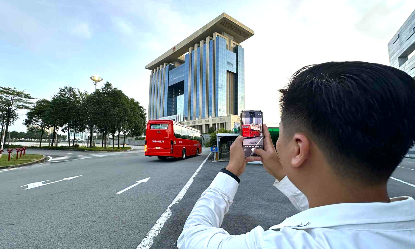 Xe đưa rước cán bộ đến điểm đón tại Trung tâm hành chính tỉnh Bình Dương cũ Xe đưa rước cán bộ đến điểm đón tại Trung tâm hành chính tỉnh Bình Dương cũ