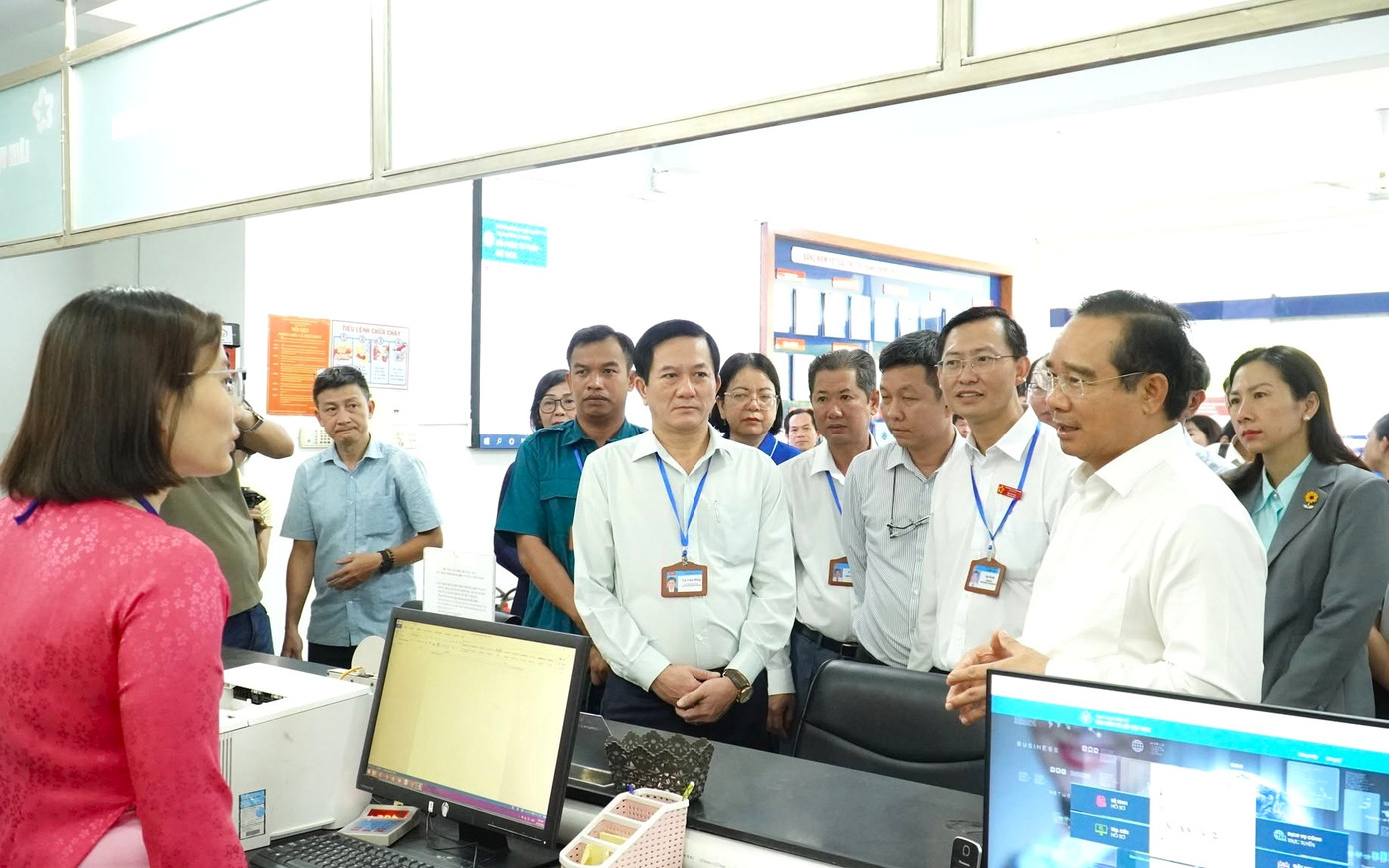 Chủ tịch UBND TPHCM Nguyễn Văn Được động viên cán bộ, công chức, viên chức làm việc tại phường Dĩ An trong ngày vận hành chính thức.