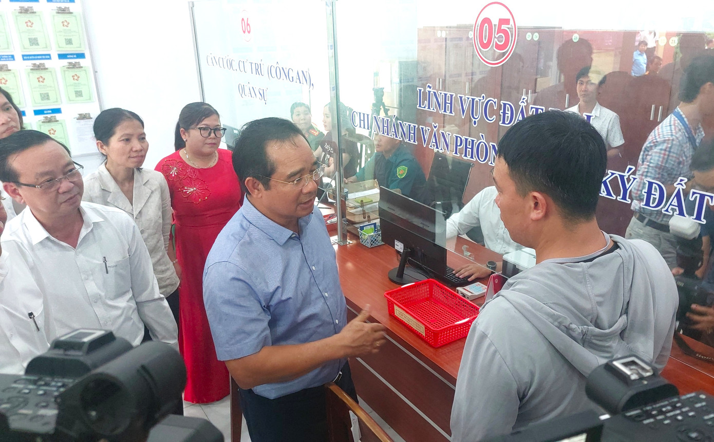 Lãnh đạo TPHCM thăm hỏi người dân đến làm thủ tục hành chính. Lãnh đạo TPHCM thăm hỏi người dân đến làm thủ tục hành chính.