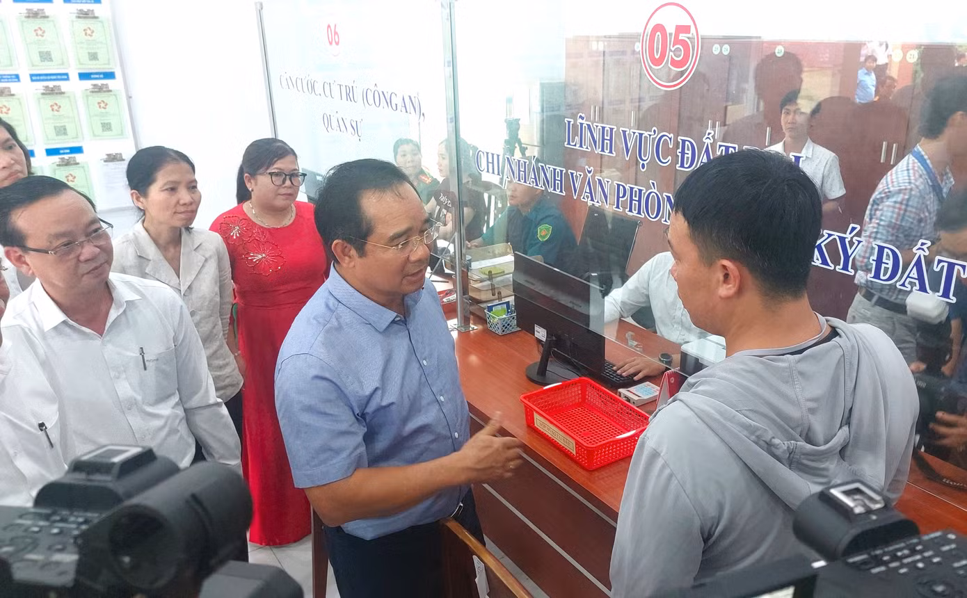 Lãnh đạo TPHCM thăm hỏi người dân đến làm thủ tục hành chính.