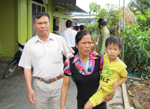 Cháu bé sau khi được giải thoát