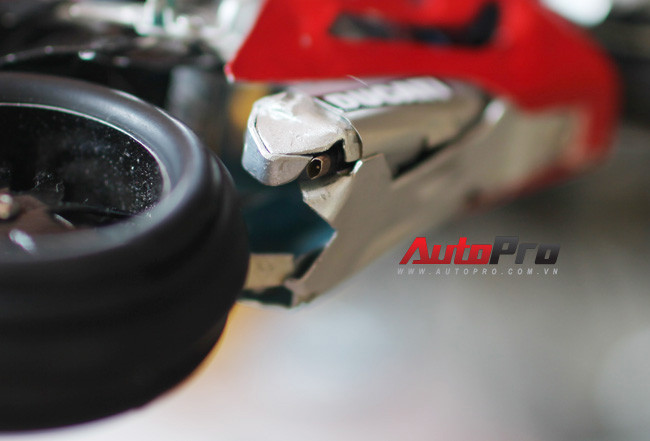 Pin của xe được xạc ở ống xả dưới gầm 
