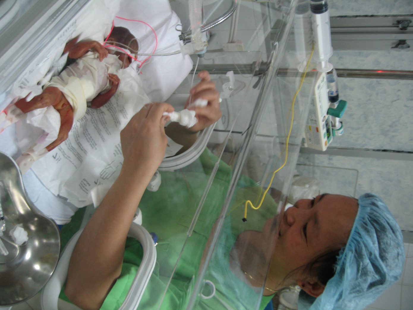 Lồng ấp trị giá gần 300 triệu đồng - căn hộ mini của trẻ nhẹ cân 