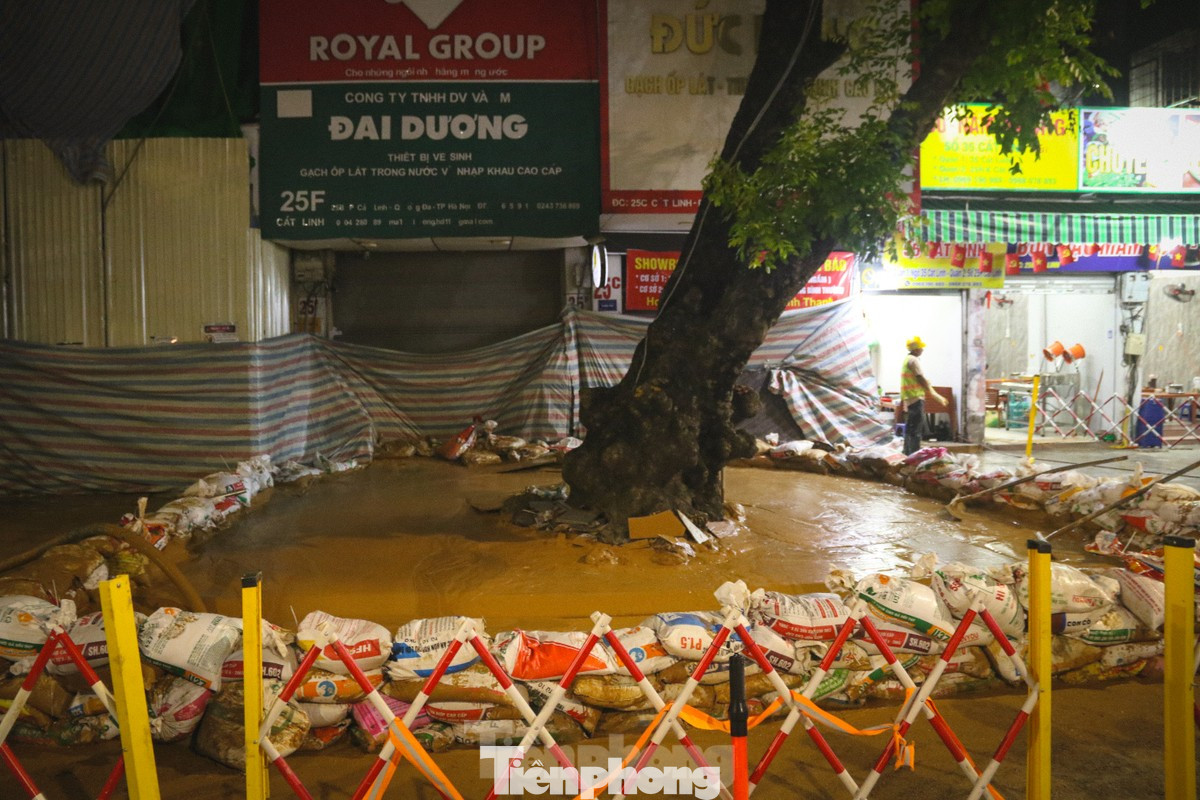 Nhiều hộ dân khu vực phố Cát Linh phải tạm dừng hoạt động kinh doanh để đảm bảo an toàn vì sự cố bùn đất dự án metro Nhổn - ga Hà Nội phun lên nhà. Ảnh: Phùng Linh.