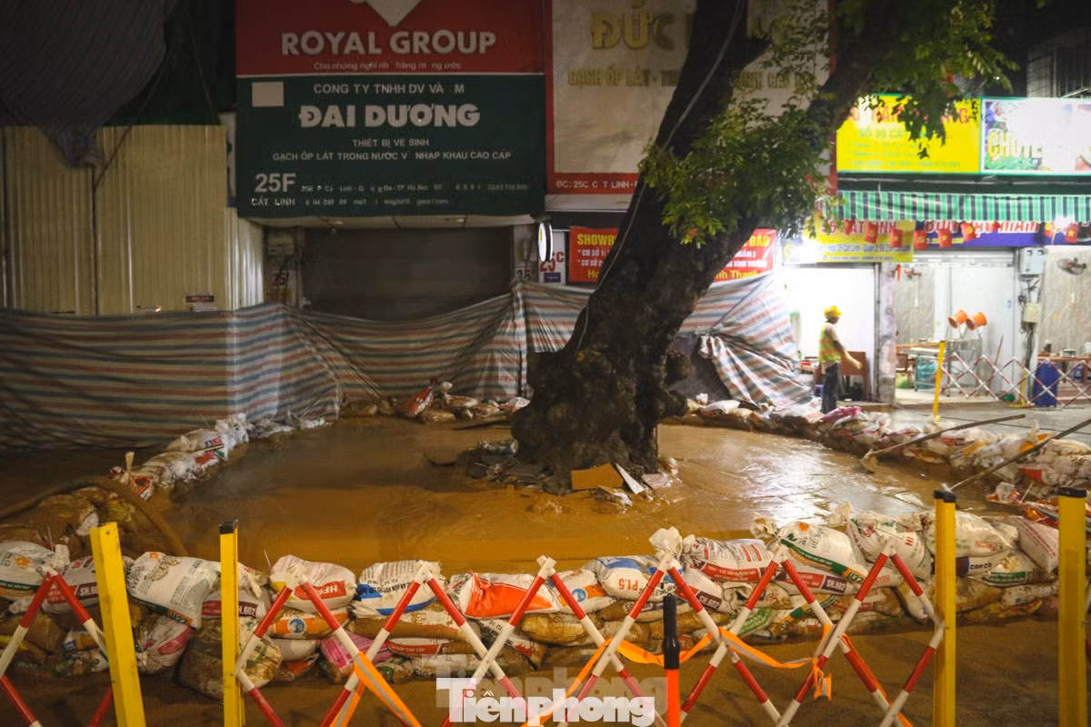 Nhiều hộ dân khu vực phố Cát Linh phải tạm dừng hoạt động kinh doanh để đảm bảo an toàn vì sự cố bùn đất dự án metro Nhổn - ga Hà Nội phun lên nhà. Ảnh: Phùng Linh.