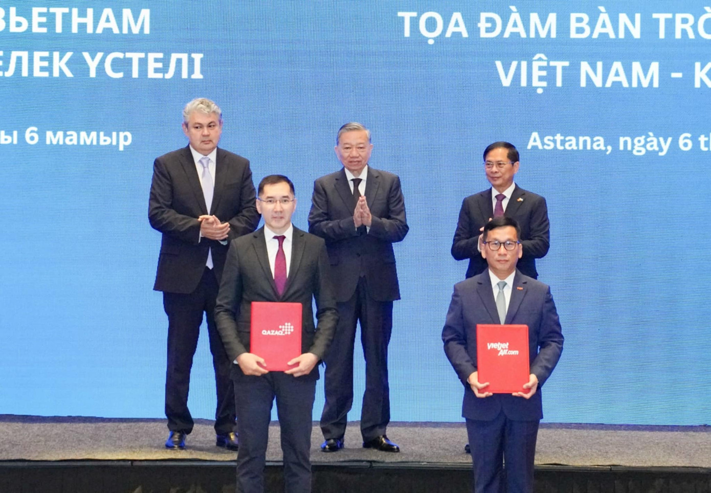 Tổng Giám đốc Vietjet Đinh Việt Phương và Tổng Giám đốc Qazaq Air Adilbek Umraliyev trao thỏa thuận hợp tác, trước sự chứng kiến của Tổng Bí thư Tô Lâm, Phó Thủ tướng Kazakhstan Yermek Kosherbayev và Phó Thủ tướng, Bộ trưởng Ngoại giao Bùi Thanh Sơn. Tổng Giám đốc Vietjet Đinh Việt Phương và Tổng Giám đốc Qazaq Air Adilbek Umraliyev trao thỏa thuận hợp tác, trước sự chứng kiến của Tổng Bí thư Tô Lâm, Phó Thủ tướng Kazakhstan Yermek Kosherbayev và Phó Thủ tướng, Bộ trưởng Ngoại giao Bùi Thanh Sơn.