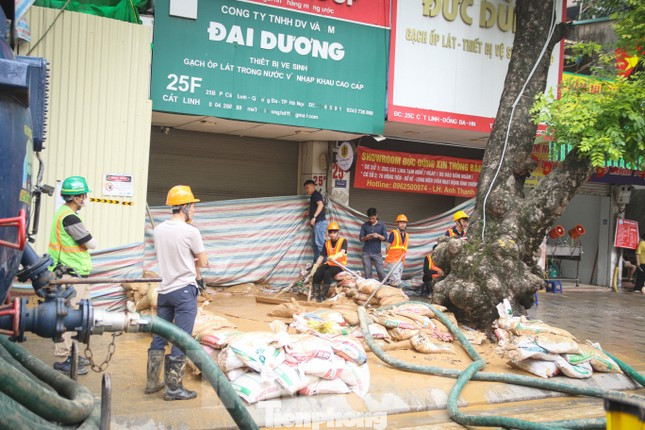 Người dân bị ảnh hưởng vì sự cố trào bùn đất từ dự án metro Nhổn - ga Hà Nội có thể yêu cầu bồi thường tổn thất tinh thần. Ảnh: Phùng Linh.