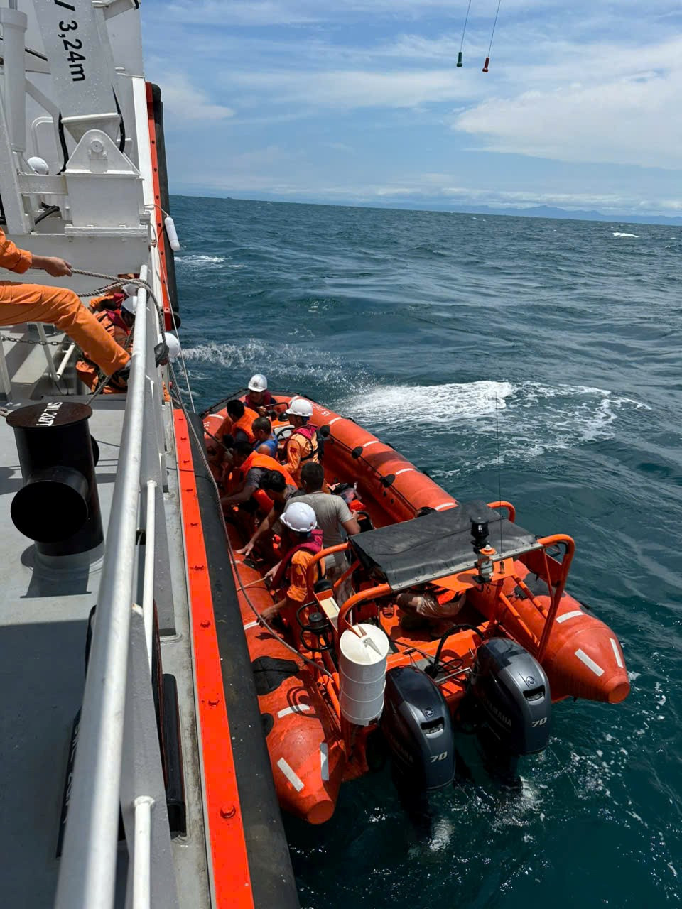 Các thuyền viên trên tàu Công Thành 07 bị chìm đã được cứu vớt an toàn. Ảnh: Trung tâm PHTKCNHHVN. Các thuyền viên trên tàu Công Thành 07 bị chìm đã được cứu vớt an toàn. Ảnh: Trung tâm PHTKCNHHVN.