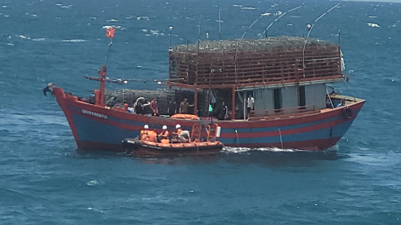 Tàu cá QB 93176 TS cứu được 1 thuyền viên tại vị trí cách vị trí bị nạn 17 hải lý về phía Nam Đông Nam. Ảnh: Trung tâm PHTKCNHHVN. Tàu cá QB 93176 TS cứu được 1 thuyền viên tại vị trí cách vị trí bị nạn 17 hải lý về phía Nam Đông Nam. Ảnh: Trung tâm PHTKCNHHVN.