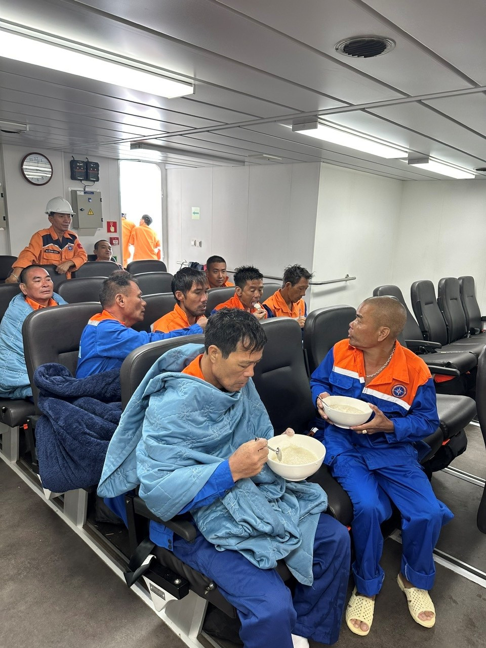 Các thuyền viên trên tàu Công Thành 07 bị chìm đã được cứu vớt an toàn. Ảnh: Trung tâm PHTKCNHHVN. Các thuyền viên trên tàu Công Thành 07 bị chìm đã được cứu vớt an toàn. Ảnh: Trung tâm PHTKCNHHVN.