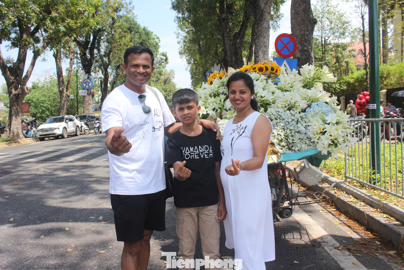 Đến Hà Nội du lịch từ ngày 28/4, Mahes Gowda (41 tuổi, Ấn Độ) và gia đình không khỏi bất ngờ khi khắp các con phố, khách sạn và quán ăn nơi họ đặt chân đến đều treo cờ đỏ sao vàng. Sau lời phiên dịch của hướng dẫn viên, Gowda biết rằng người dân Việt Nam đang chào mừng 50 năm ngày giải phóng miền Nam thống nhất đất nước. &quot;Kỳ nghỉ lễ 30/4-1/5 ở Việt Nam thật đặc biệt. Đi đâu chúng tôi cũng nghe được những đoạn nhạc dân tộc hào hùng, hay các câu nói như &quot;tôi yêu Việt Nam&quot;, &quot;Chủ tịch Hồ Chí Minh muôn năm&quot;, &quot;Bắc - Nam sum họp một nhà&quot;...&quot;, Gowda chia sẻ với PV Tiền Phong khi đang tham quan trước Quảng trường Ba Đình lịch sử.