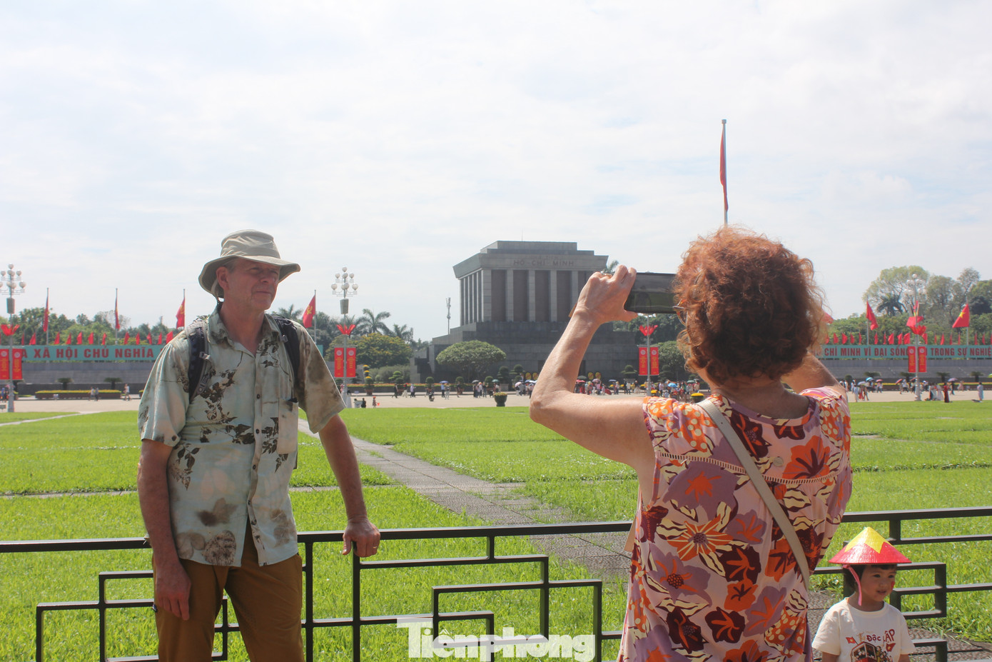 Khách quốc tế check-in tại Quảng trường Ba Đình, Hà Nội trong dịp nghỉ lễ 30/4 - 1/5. Ảnh: Lộc Liên. Khách quốc tế check-in tại Quảng trường Ba Đình, Hà Nội trong dịp nghỉ lễ 30/4 - 1/5. Ảnh: Lộc Liên.