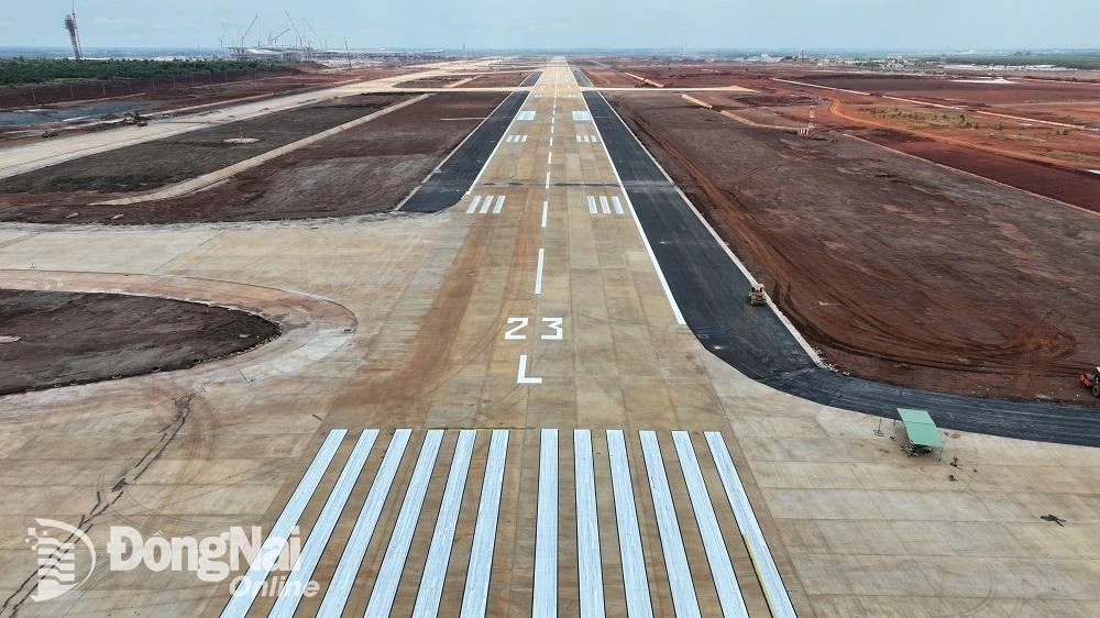Đường băng số 1 sân bay Long Thành giai đoạn 1 hiện đã hoàn thành các hạng mục điện, ánh sáng, sẵn sàng phục vụ bay hiệu chuẩn. Ảnh: Báo Đồng Nai.