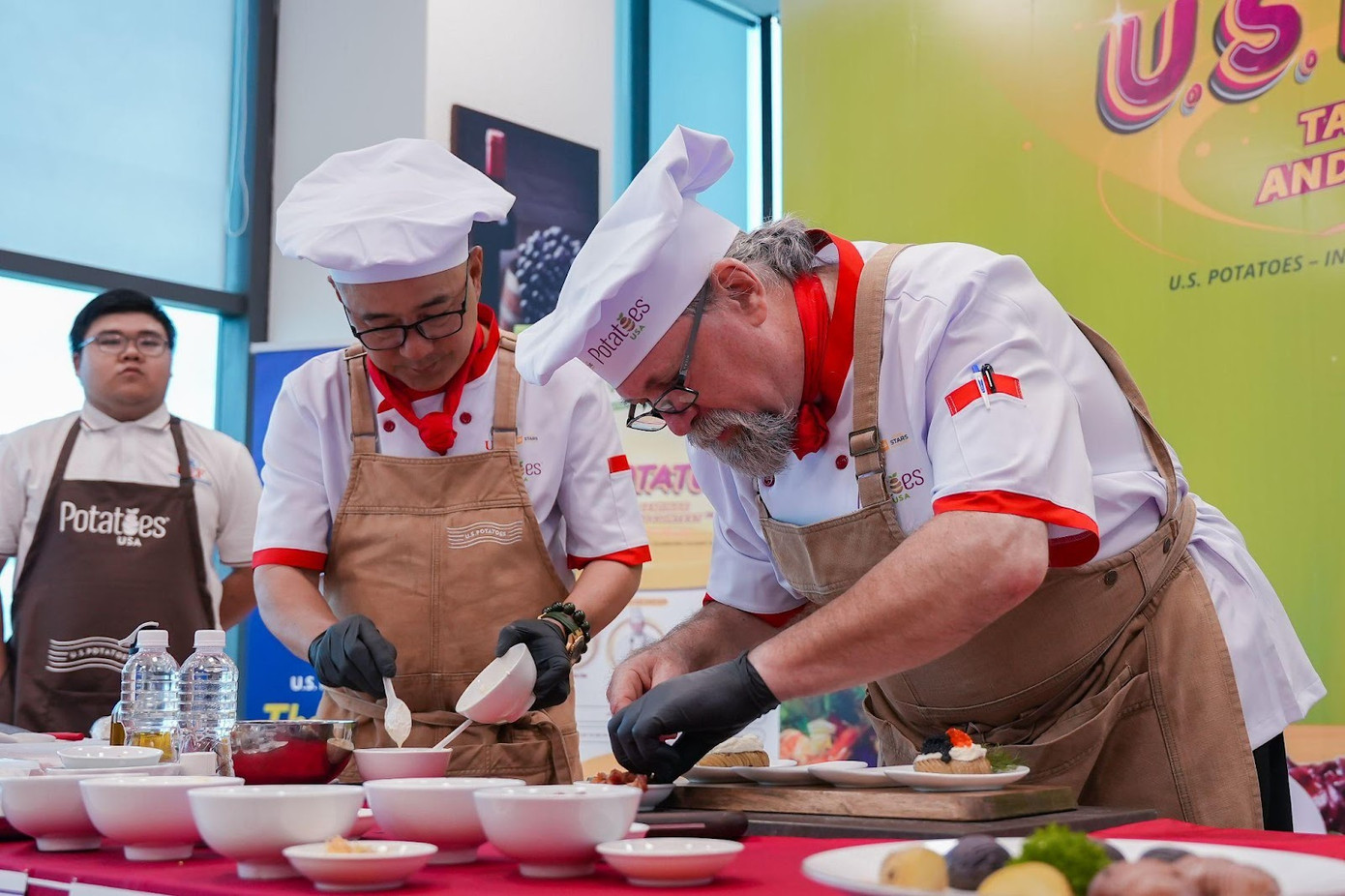 Chef Norbert Ehrbar thị phạm 3 món ăn chế biến từ khoai tây Mỹ.