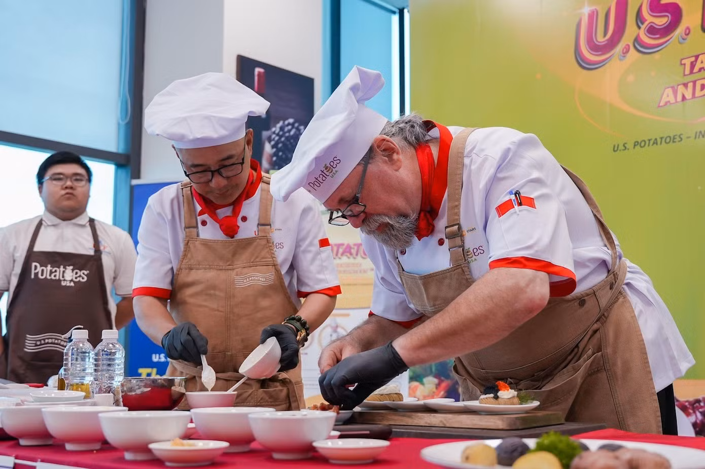 Chef Norbert Ehrbar thị phạm 3 món ăn chế biến từ khoai tây Mỹ.