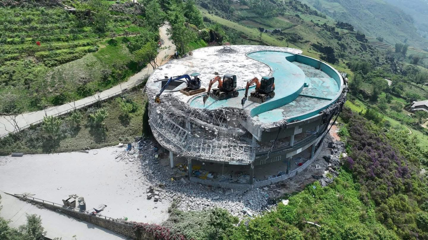 Hình ảnh phá dỡ Vườn Vô Cực. Ảnh: Laocaionline. Hình ảnh phá dỡ Vườn Vô Cực. Ảnh: Laocaionline.