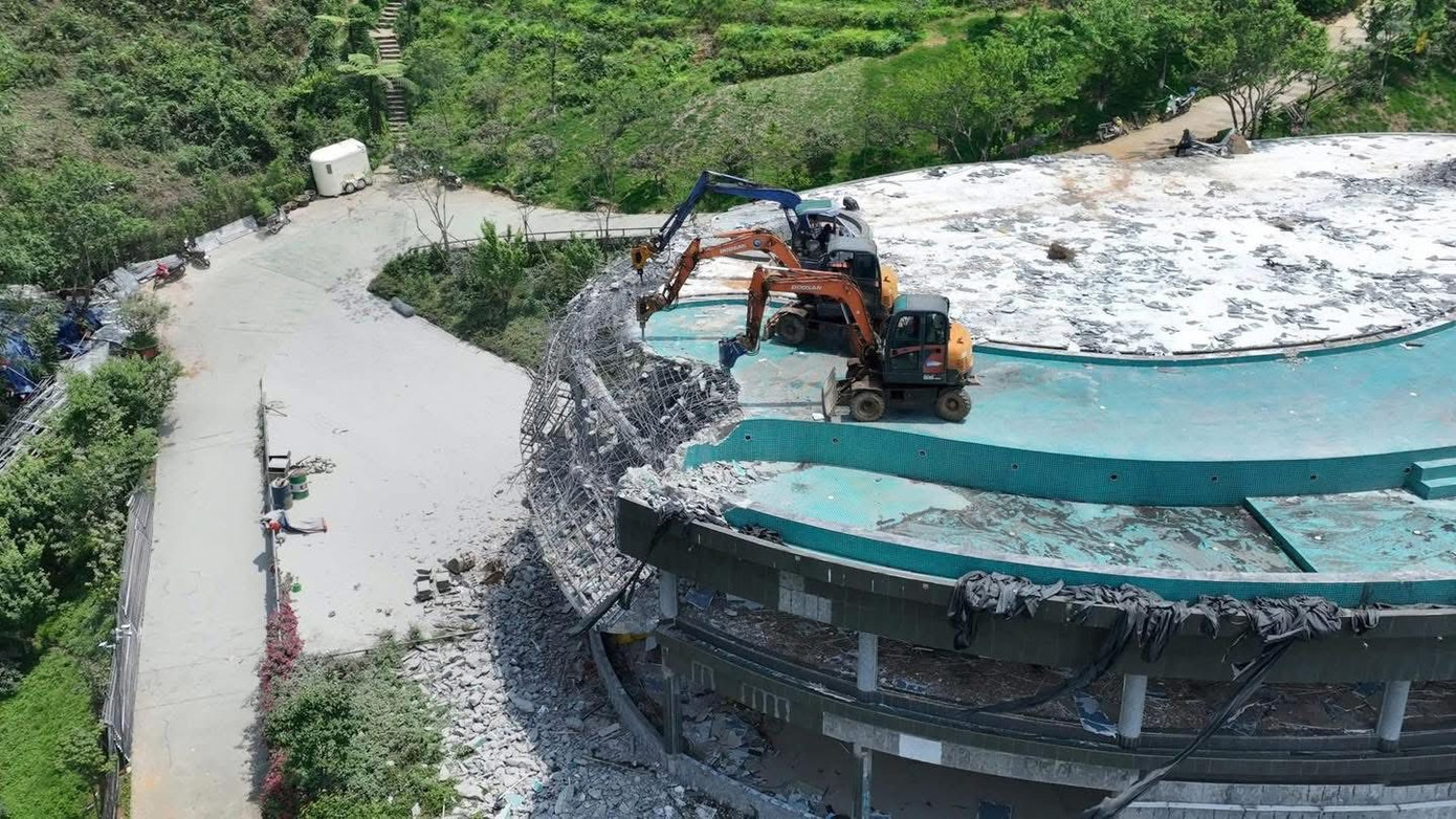 Hình ảnh phá dỡ Vườn Vô Cực. Ảnh: Laocaionline. Hình ảnh phá dỡ Vườn Vô Cực. Ảnh: Laocaionline.