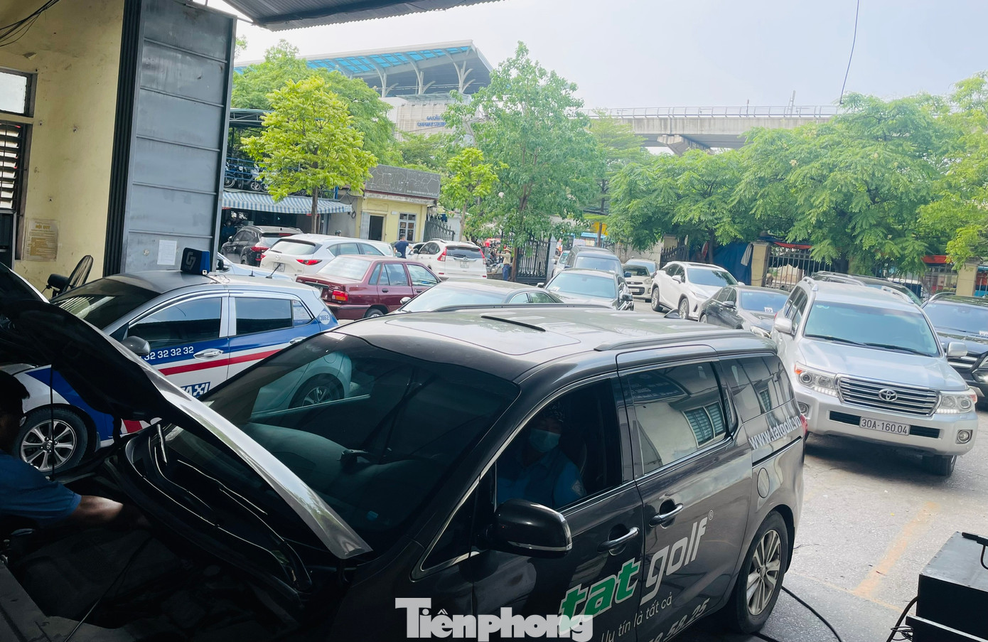 Trao đổi với phóng viên Tiền Phong, ông Trần Quốc Hoan - Phó Giám đốc phụ trách TTĐK 29.03V - cho biết: Sau kỳ nghỉ lễ 30/4-1/5 kéo dài 5 ngày, lượng ô tô đi đăng kiểm tăng đột biến. Từ hôm 5/5 đến nay, trung tâm luôn trong tình trạng hoạt động với công suất hơn 120%, phải tăng thêm nhân lực và kéo dài giờ làm việc. Trao đổi với phóng viên Tiền Phong, ông Trần Quốc Hoan - Phó Giám đốc phụ trách TTĐK 29.03V - cho biết: Sau kỳ nghỉ lễ 30/4-1/5 kéo dài 5 ngày, lượng ô tô đi đăng kiểm tăng đột biến. Từ hôm 5/5 đến nay, trung tâm luôn trong tình trạng hoạt động với công suất hơn 120%, phải tăng thêm nhân lực và kéo dài giờ làm việc.