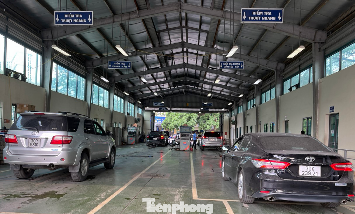 Tình trạng ô tô xếp hàng dài để chờ đăng kiểm cũng diễn ra tại TTĐK 29 - 03S trên đường Lê Quang Đạo (Mễ Trì, Nam Từ Liêm). Tình trạng ô tô xếp hàng dài để chờ đăng kiểm cũng diễn ra tại TTĐK 29 - 03S trên đường Lê Quang Đạo (Mễ Trì, Nam Từ Liêm).