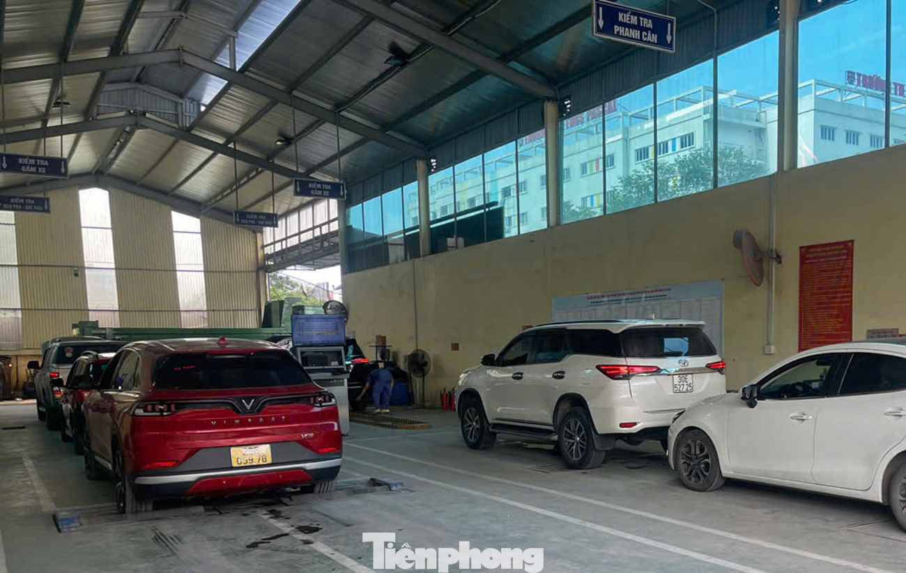 Hình ảnh các xe đi đăng kiểm tại TTĐK 29 - 27D ở đường Phạm Văn Đồng (Cổ Nhuế, Bắc Từ Liêm) trong chiều 7/5. Hình ảnh các xe đi đăng kiểm tại TTĐK 29 - 27D ở đường Phạm Văn Đồng (Cổ Nhuế, Bắc Từ Liêm) trong chiều 7/5.