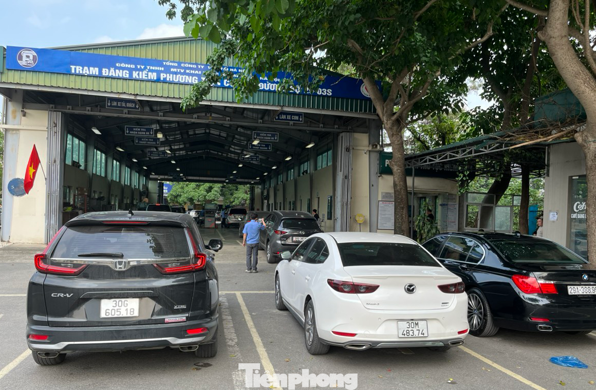 Tình trạng ô tô xếp hàng dài để chờ đăng kiểm cũng diễn ra tại TTĐK 29 - 03S trên đường Lê Quang Đạo (Mễ Trì, Nam Từ Liêm). Tình trạng ô tô xếp hàng dài để chờ đăng kiểm cũng diễn ra tại TTĐK 29 - 03S trên đường Lê Quang Đạo (Mễ Trì, Nam Từ Liêm).