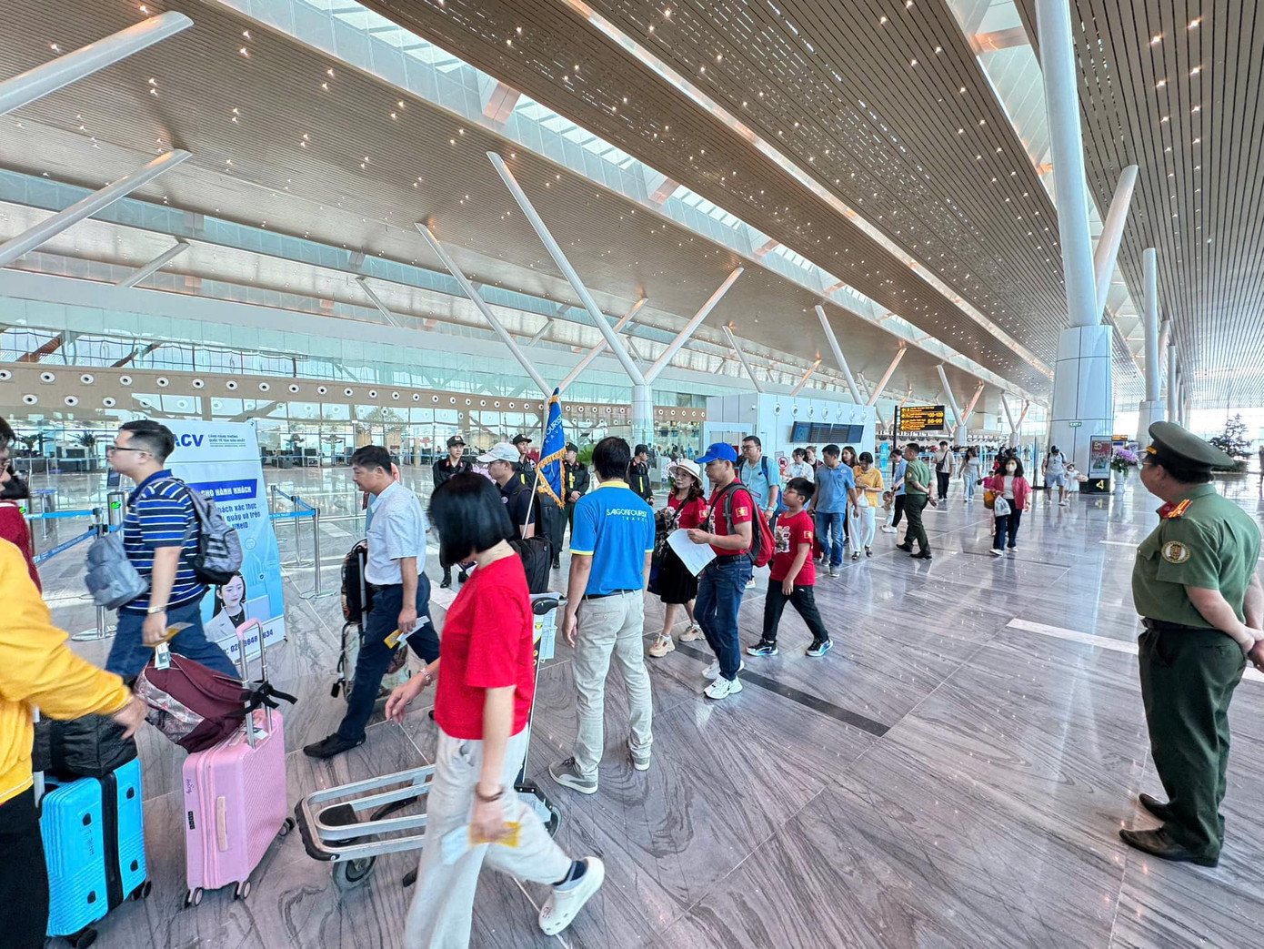 Tại phía Nam, đại diện Cảng HKQT Tân Sơn Nhất cho biết hôm nay có 729 chuyến bay, bao gồm 365 chuyến bay đi và 364 chuyến bay đến. Ảnh: ACV. Tại phía Nam, đại diện Cảng HKQT Tân Sơn Nhất cho biết hôm nay có 729 chuyến bay, bao gồm 365 chuyến bay đi và 364 chuyến bay đến. Ảnh: ACV.