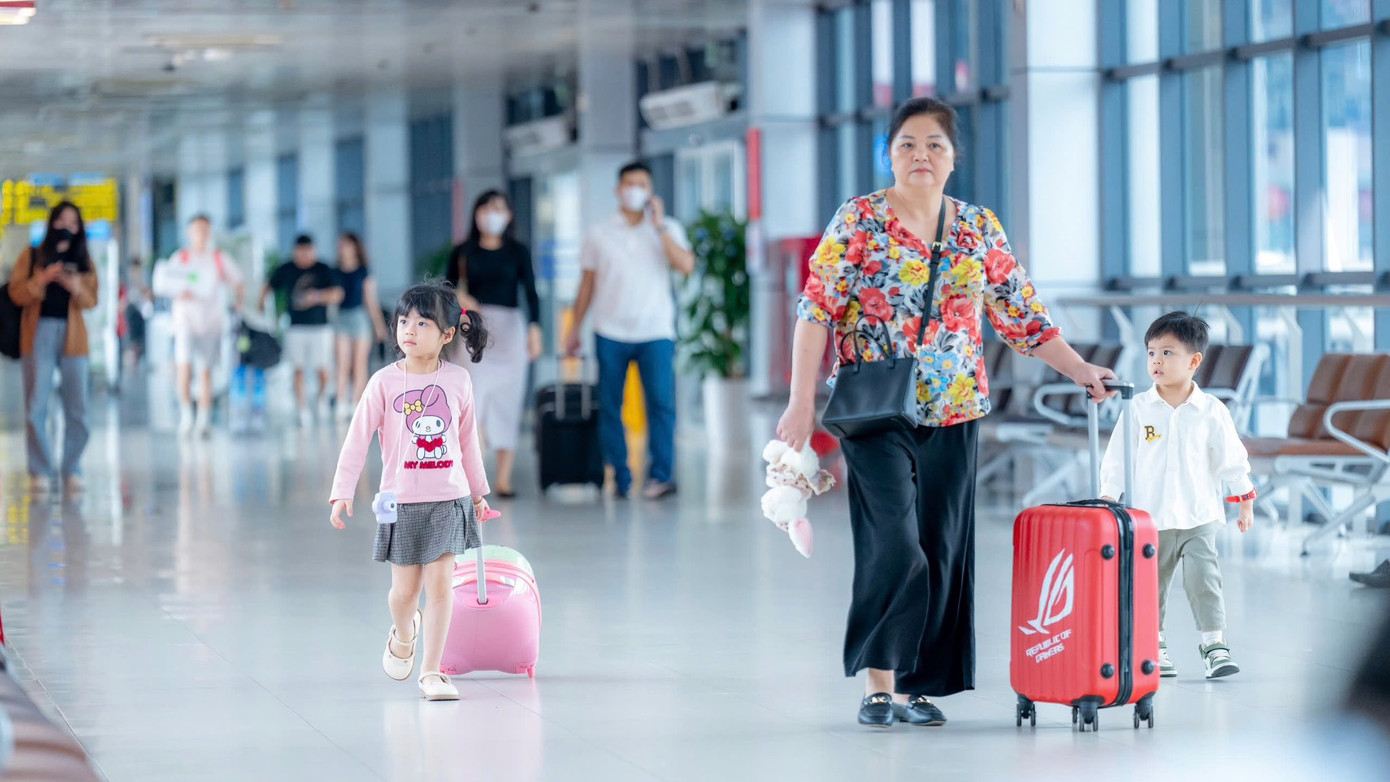 Trong các khung giờ cao điểm, mật độ khai thác và lưu lượng hành khách đều tăng cao, do vậy Cảng HKQT Nội Bài khuyến nghị hành khách nên chủ động sắp xếp thời gian, di chuyển phù hợp để hành trình thuận lợi. Ảnh: NIA. Trong các khung giờ cao điểm, mật độ khai thác và lưu lượng hành khách đều tăng cao, do vậy Cảng HKQT Nội Bài khuyến nghị hành khách nên chủ động sắp xếp thời gian, di chuyển phù hợp để hành trình thuận lợi. Ảnh: NIA.