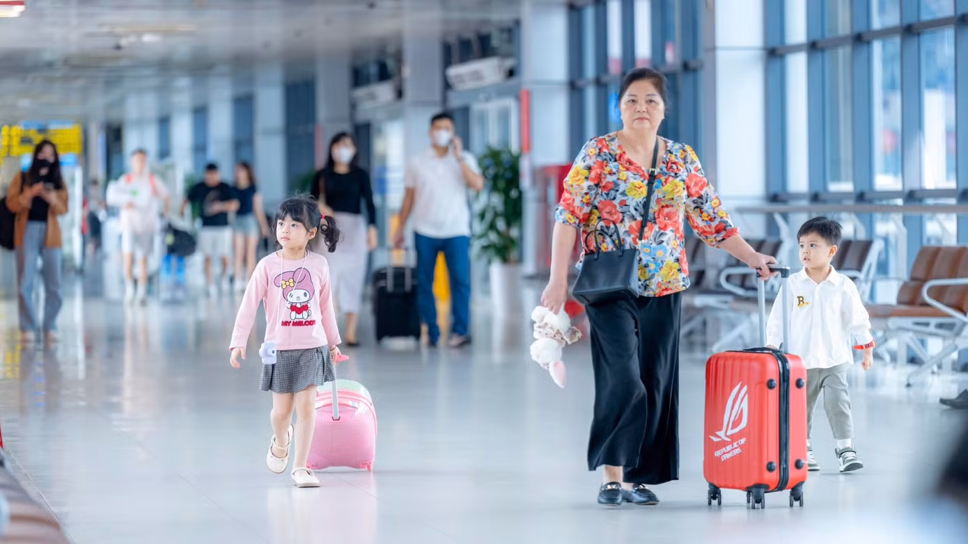 Trong các khung giờ cao điểm, mật độ khai thác và lưu lượng hành khách đều tăng cao, do vậy Cảng HKQT Nội Bài khuyến nghị hành khách nên chủ động sắp xếp thời gian, di chuyển phù hợp để hành trình thuận lợi. Ảnh: NIA.