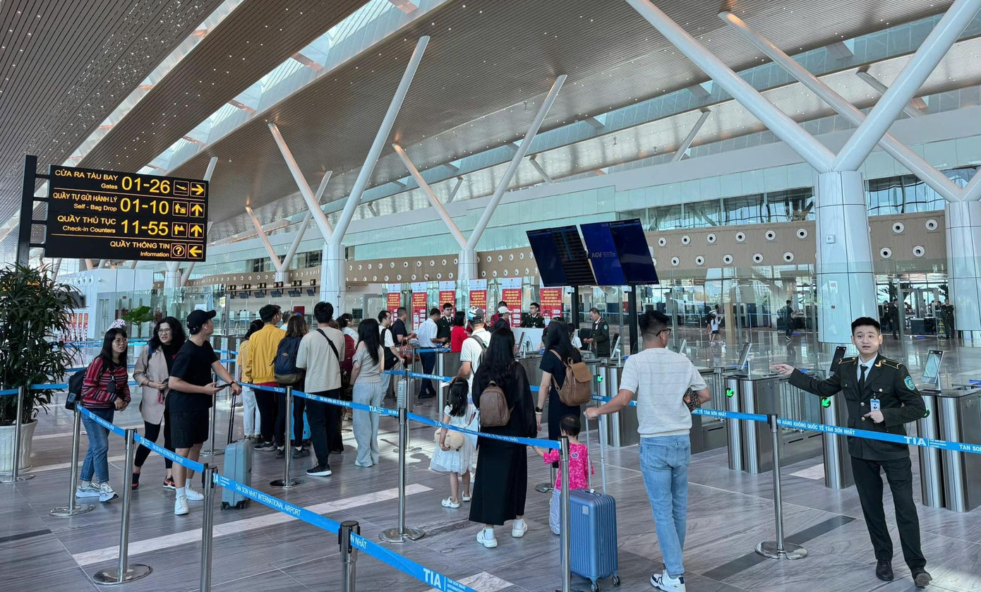 Trong ngày, sân bay Tân Sơn Nhất phục vụ hơn 110.700 lượt hành khách, bao gồm gần 57.200 hành khách bay đi và 62.535 hành khách bay đến. Ảnh: ACV. Trong ngày, sân bay Tân Sơn Nhất phục vụ hơn 110.700 lượt hành khách, bao gồm gần 57.200 hành khách bay đi và 62.535 hành khách bay đến. Ảnh: ACV.