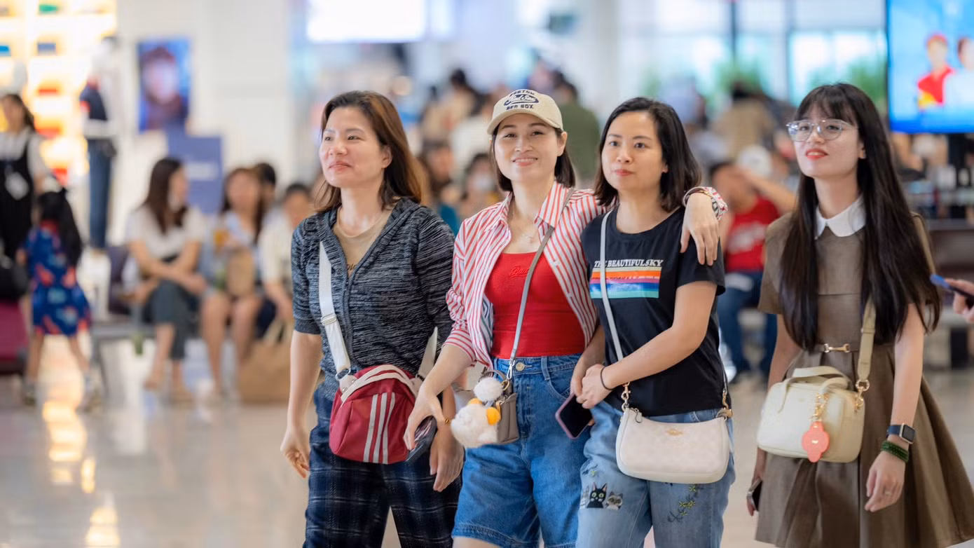 So với lịch bay thường lệ, lưu lượng hành khách tại Nội Bài trong hôm nay tăng gần 23%, trong đó khách quốc tế tăng gần 14%, khách nội địa tăng hơn 29%. So với cao điểm kỳ nghỉ 30/4 - 1/5 năm ngoái, lượng khách năm nay tăng 25,5%. Ảnh: NIA.