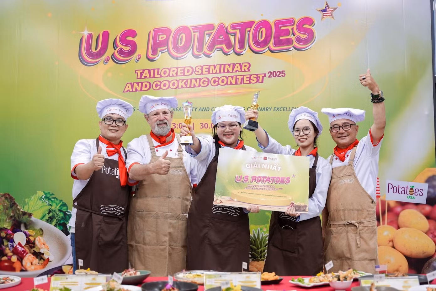 Sinh viên UEF đi từ lớp học đến "sân khấu trình diễn" nghệ thuật nghề bếp cùng chuyên gia quốc tế.