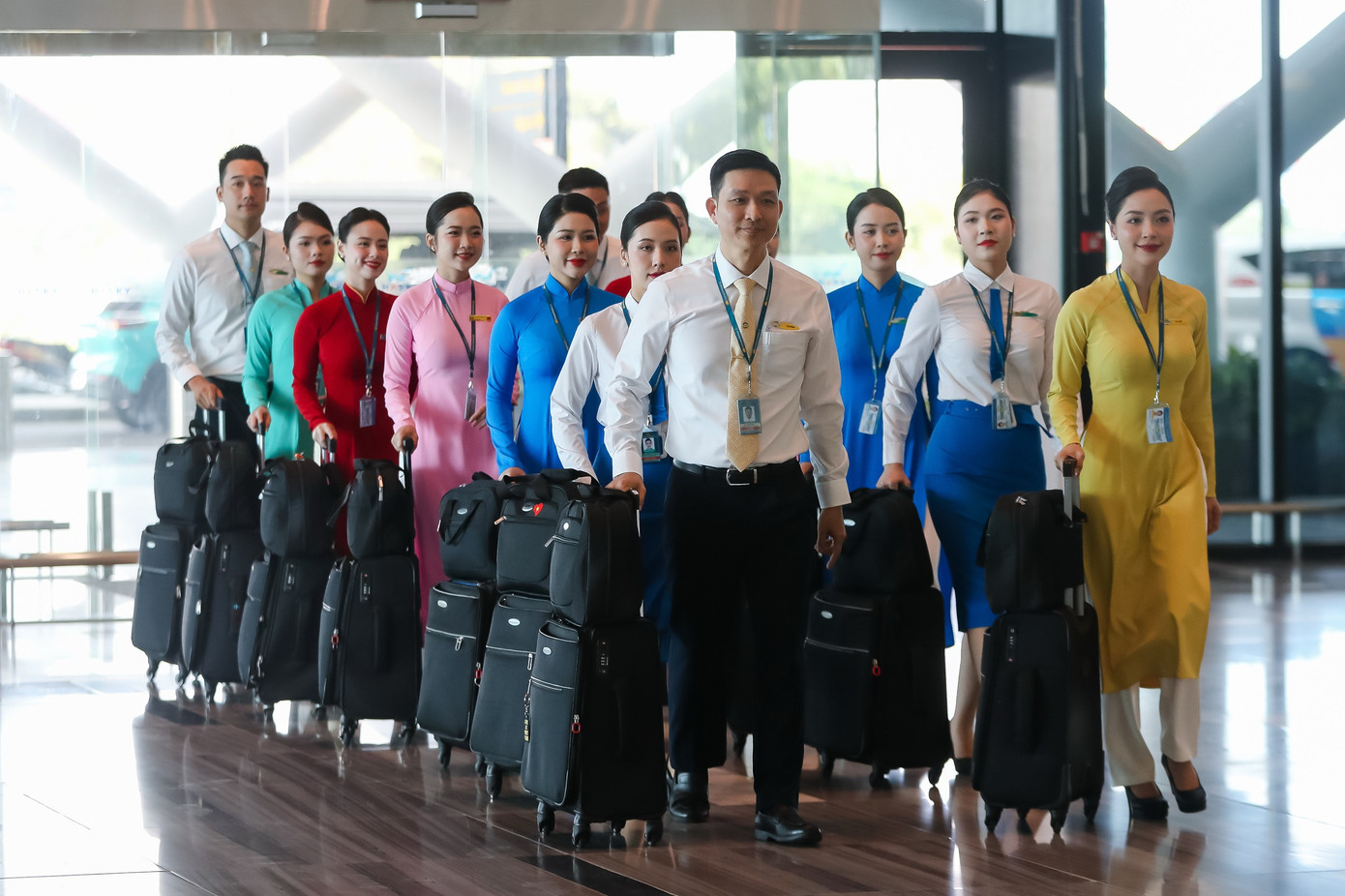 Trong những năm đầu của ngành hàng không Việt Nam, đồng phục tiếp viên mang phong cách đơn giản nhưng trang nghiêm, gồm áo sơ mi trắng kết hợp cùng quần âu xanh đậm. Thiết kế này thể hiện tinh thần kỷ luật, sự chỉn chu và nét thanh lịch đặc trưng của những người tiên phong trên bầu trời. Ảnh: VNA.