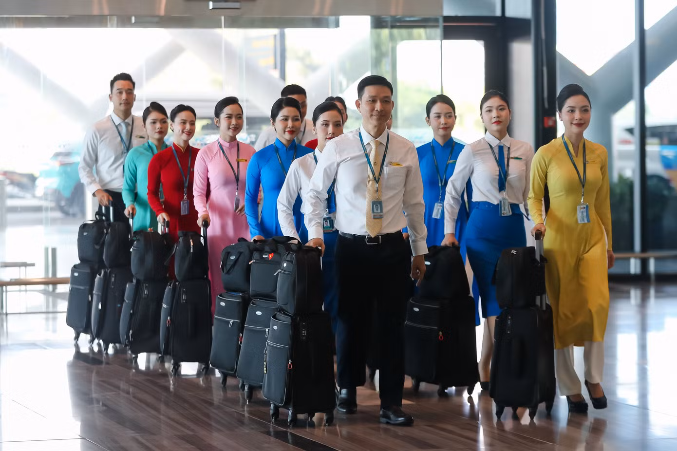 Trong những năm đầu của ngành hàng không Việt Nam, đồng phục tiếp viên mang phong cách đơn giản nhưng trang nghiêm, gồm áo sơ mi trắng kết hợp cùng quần âu xanh đậm. Thiết kế này thể hiện tinh thần kỷ luật, sự chỉn chu và nét thanh lịch đặc trưng của những người tiên phong trên bầu trời. Ảnh: VNA.