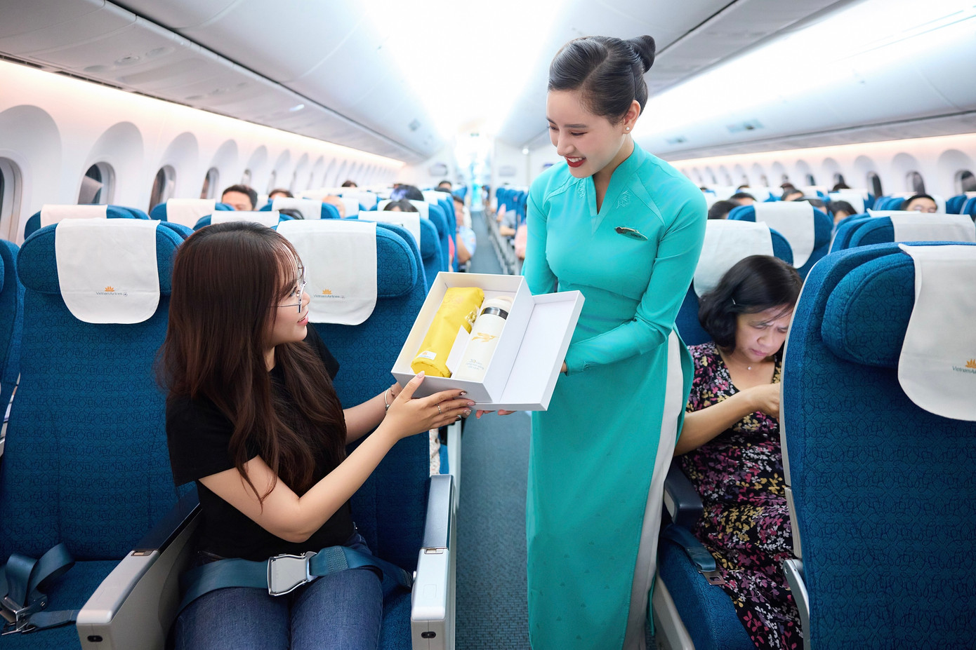 Từ năm 2015 đến nay, tiếp viên hàng không Vietnam Airlines sử dụng áo dài màu xanh ngọc và vàng, đây cũng là hai màu áo làm nên hình ảnh thương hiệu của hãng. Mẫu đồng phục này đã giúp Vietnam Airlines lọt vào Top 3 giải thưởng hãng hàng không có đồng phục đẹp nhất thế giới do Cabin crew 2024 đánh giá. Ảnh: VNA.