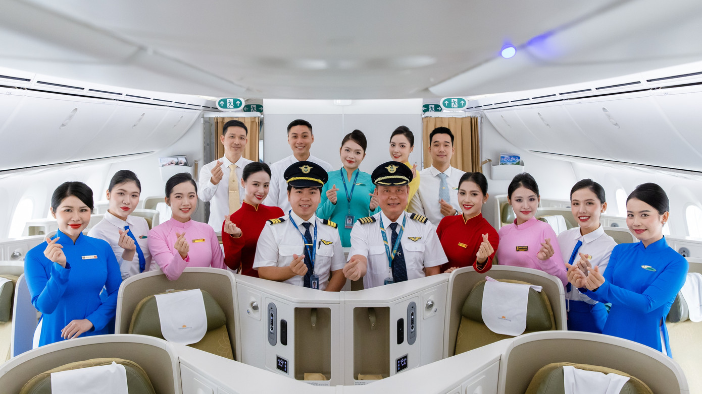 Việc tái hiện các mẫu đồng phục tiếp viên qua từng thời kỳ mang đến cho hành khách cơ hội nhìn lại những chặng đường trong hành trình phát triển của Vietnam Airlines. Ảnh: VNA.