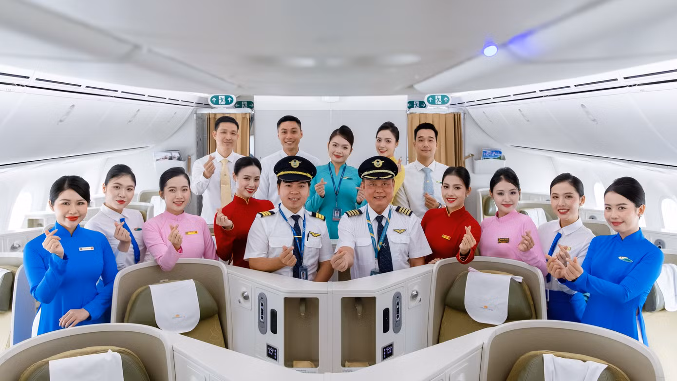 Việc tái hiện các mẫu đồng phục tiếp viên qua từng thời kỳ mang đến cho hành khách cơ hội nhìn lại những chặng đường trong hành trình phát triển của Vietnam Airlines. Ảnh: VNA.