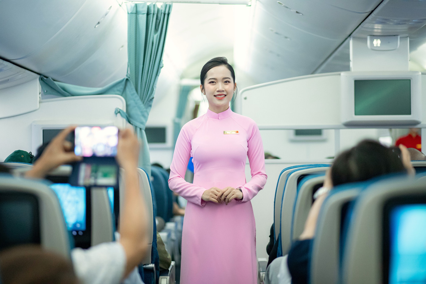 Năm 1994, áo dài hồng trở thành đồng phục duy nhất của các nữ tiếp viên hàng không Vietnam Airlines. Mẫu đồng phục tạo nên sự trang nhã, tôn vinh vẻ đẹp người phụ nữ và văn hóa Việt Nam. Ảnh: VNA.