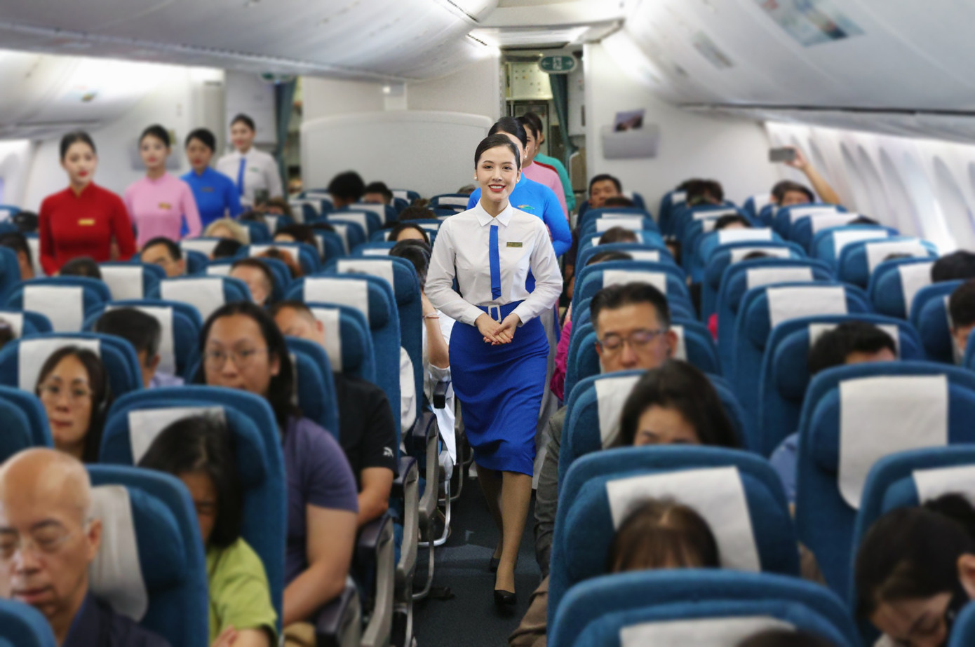 Từ năm 1975, hình ảnh nữ tiếp viên trên các chuyến bay trở nên mềm mại hơn với chân váy midi xanh và cravat đồng màu. Ảnh: VNA.