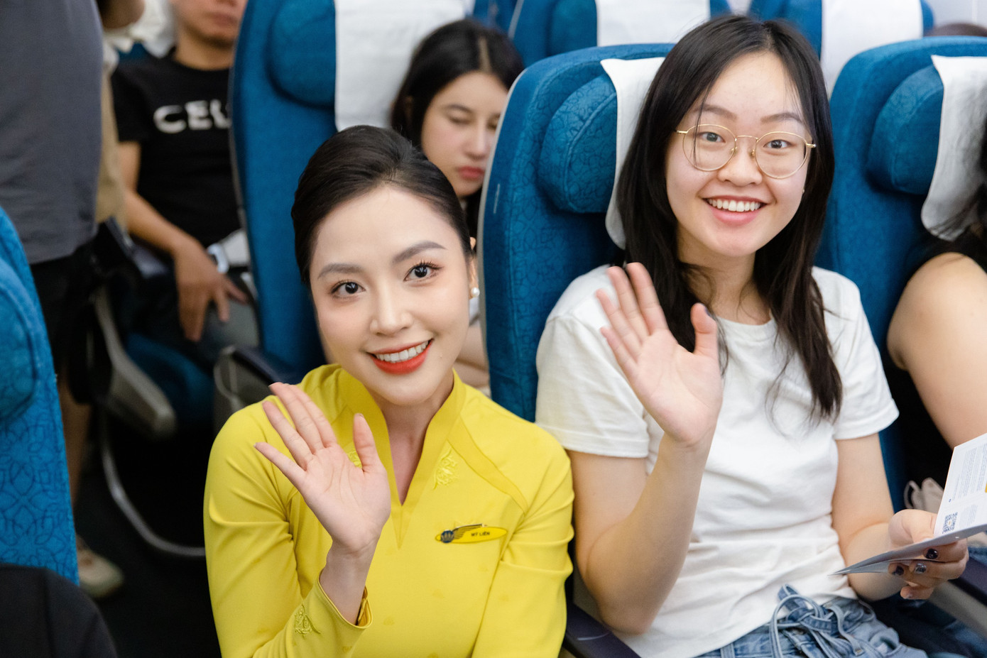 Việc tái hiện các mẫu đồng phục tiếp viên qua từng thời kỳ mang đến cho hành khách cơ hội nhìn lại những chặng đường trong hành trình phát triển của Vietnam Airlines. Ảnh: VNA.