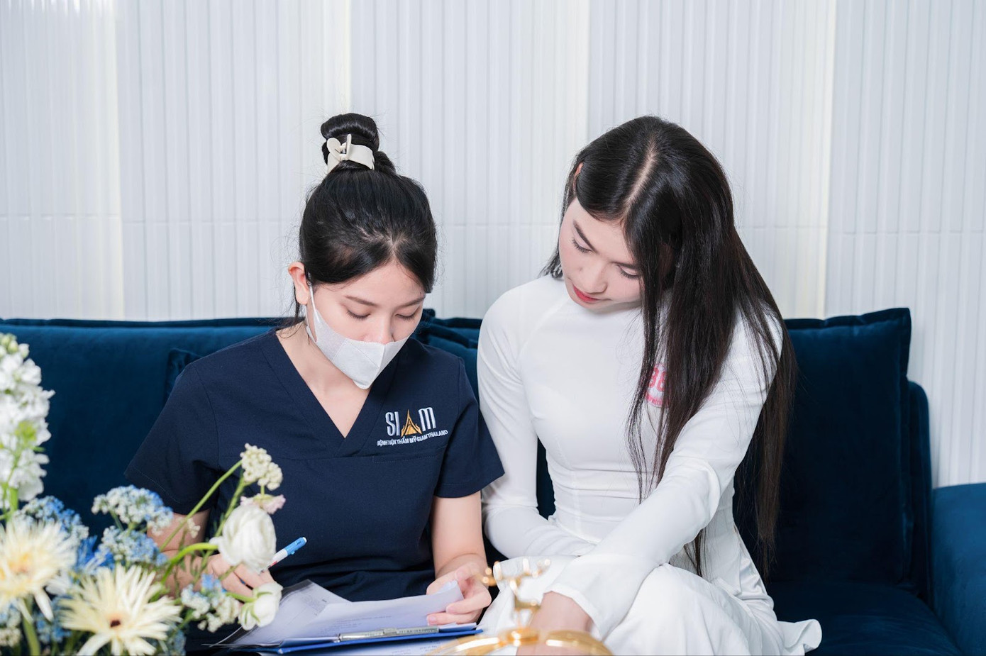 Các thí sinh Hoa hậu Việt Nam được tư vấn về các dịch vụ tại SIAM Thailand.