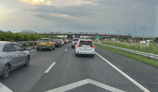 Ùn ứ trên cao tốc Phan Thiết - Dầu Giây. Ảnh: Người lao động.