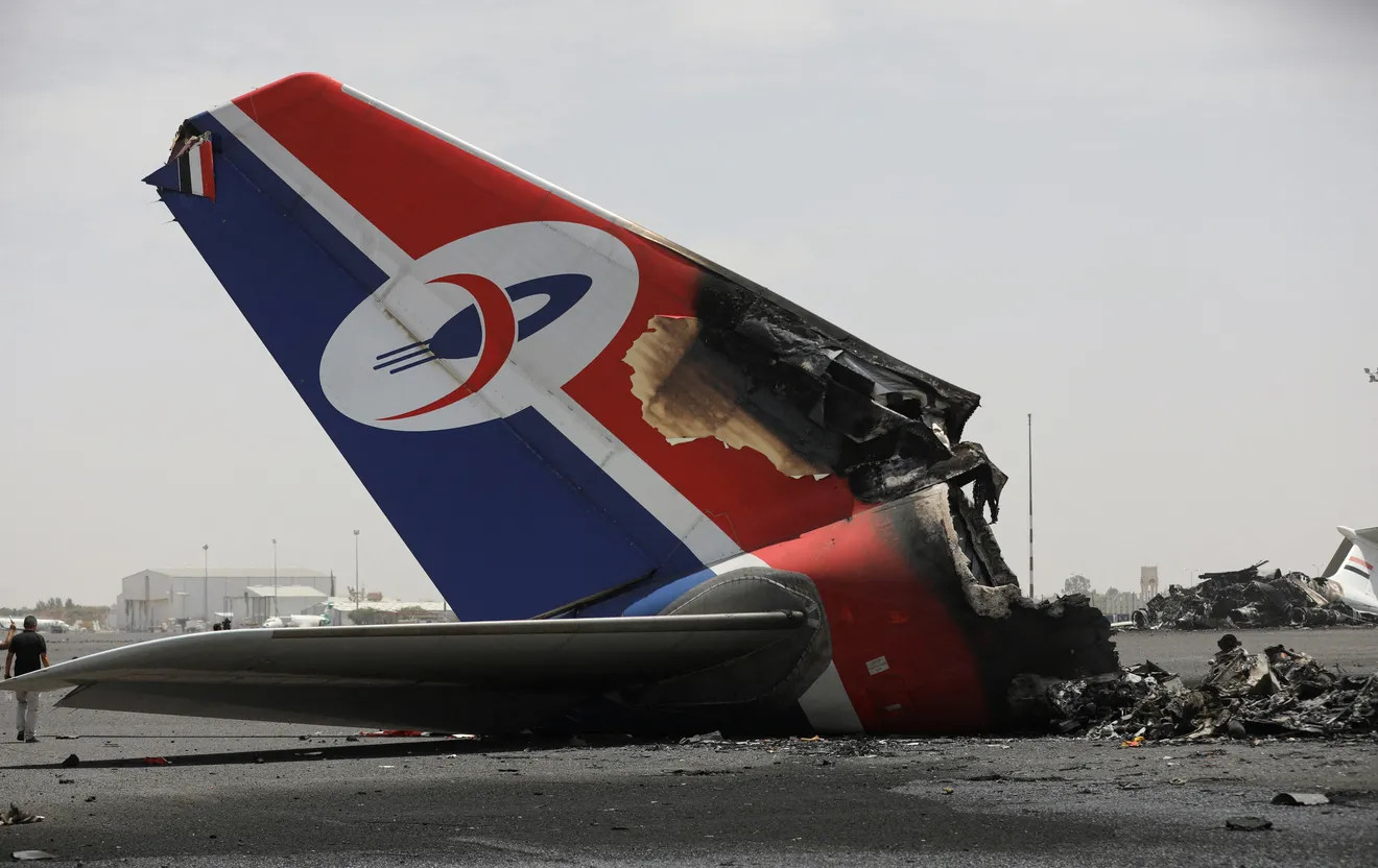 Đống đổ nát của một chiếc máy bay bị phá hủy tại sân bay quốc tế Sanaa ở Yemen, sau cuộc không kích của Israel ngày 7/5. Ảnh: Reuters. Đống đổ nát của một chiếc máy bay bị phá hủy tại sân bay quốc tế Sanaa ở Yemen, sau cuộc không kích của Israel ngày 7/5. Ảnh: Reuters.