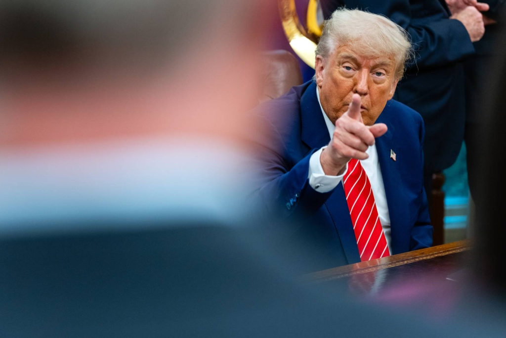 Ông Trump ám chỉ rằng Mỹ có thể giảm thuế quan của Trung Quốc từ 145% xuống 80%. Ảnh: New York Times.