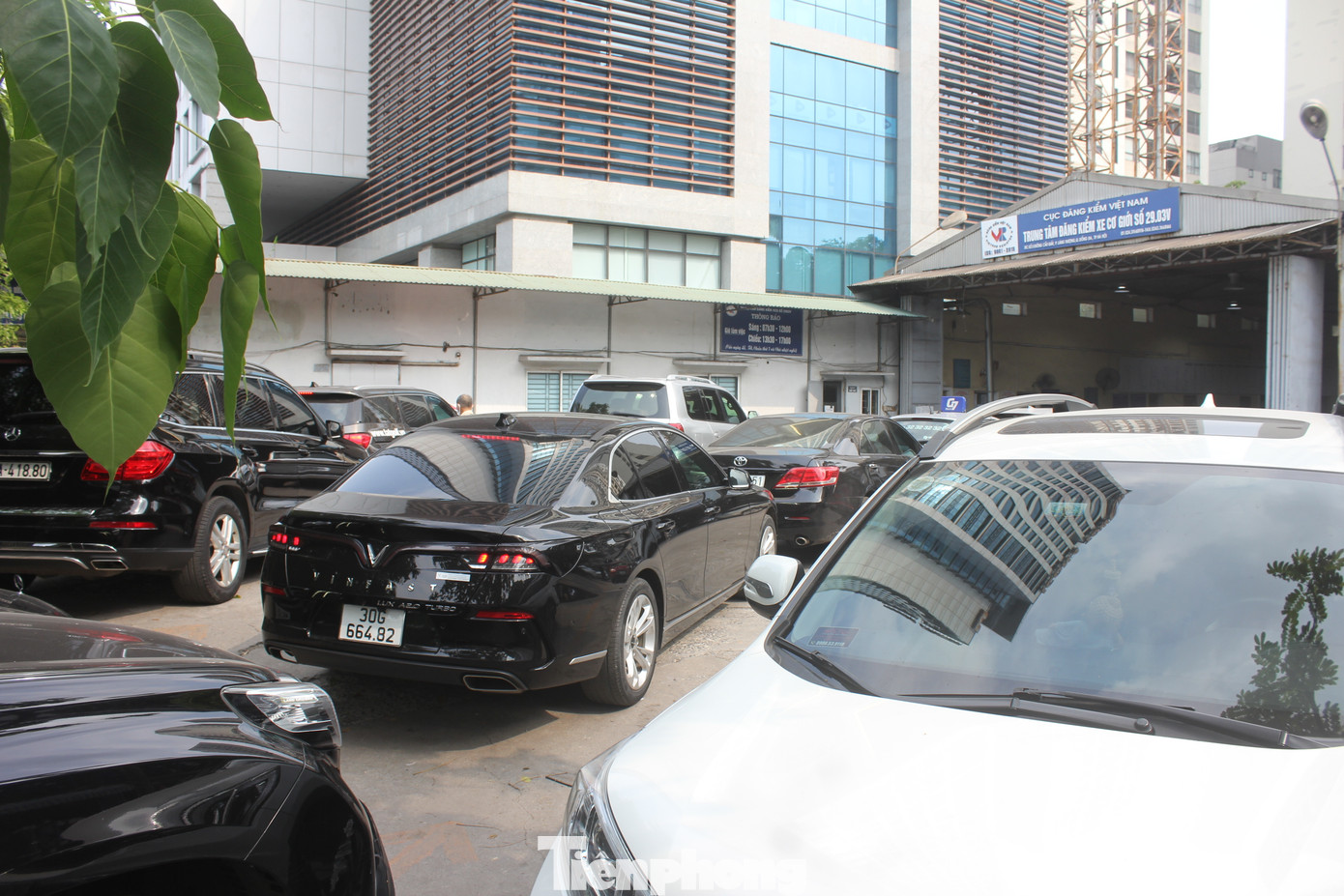 Ghi nhận của phóng viên trong ngày 7/5 tại Trung tâm Đăng kiểm (TTĐK) 29 - 03V (Láng Thượng, Đống Đa, Hà Nội), các ô tô đến kiểm định phải xếp hàng dài chờ đợi. Ghi nhận của phóng viên trong ngày 7/5 tại Trung tâm Đăng kiểm (TTĐK) 29 - 03V (Láng Thượng, Đống Đa, Hà Nội), các ô tô đến kiểm định phải xếp hàng dài chờ đợi.