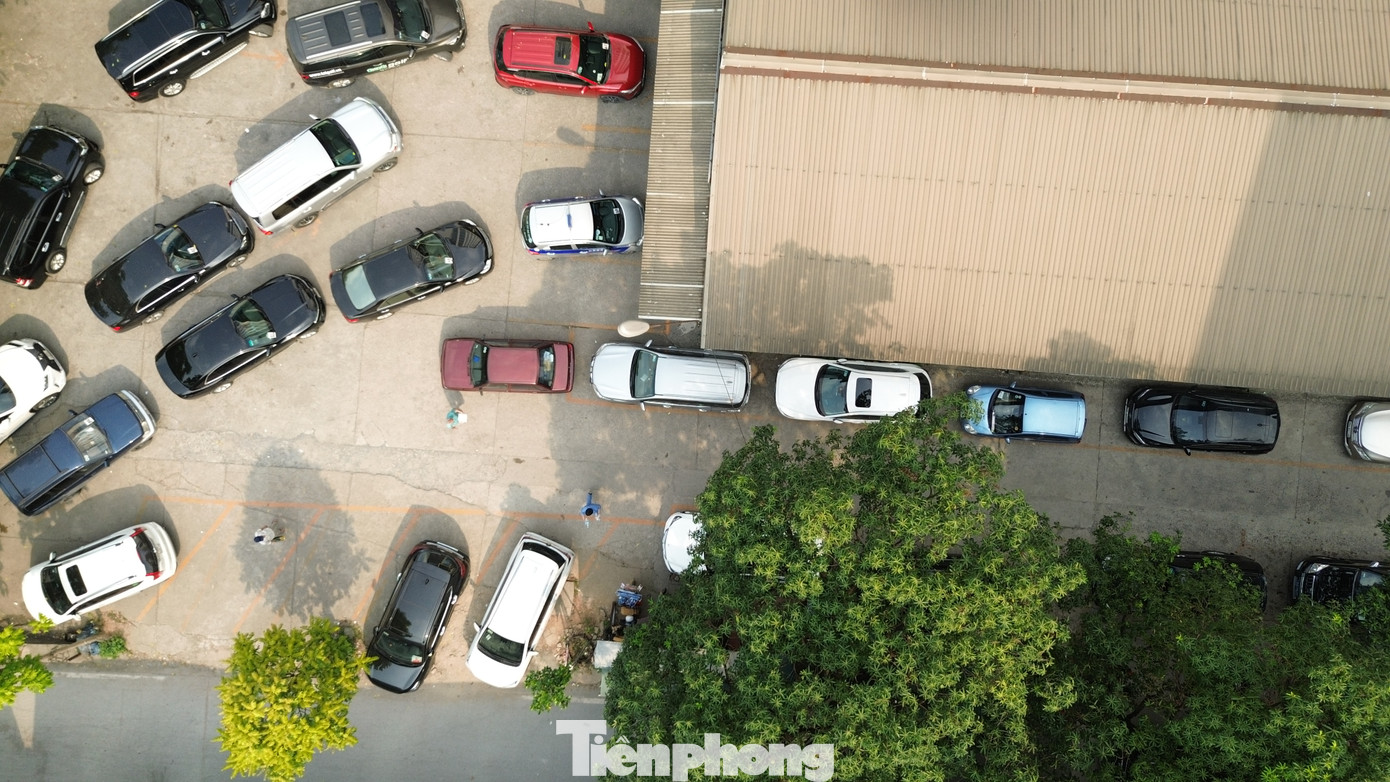 Có thời điểm vì có quá nhiều ô tô cùng đến kiểm định, nên các xe không có chỗ dừng đỗ. Có thời điểm vì có quá nhiều ô tô cùng đến kiểm định, nên các xe không có chỗ dừng đỗ.