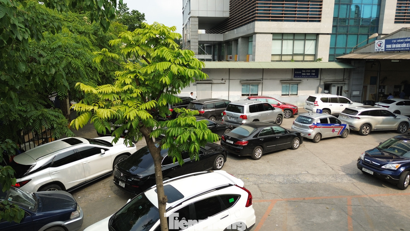 Ngoài lỗi phạt nguội, không ít xe còn bị từ chối kiểm định do chủ phương tiện chưa cập nhật quy định về các loại giấy tờ cần mang. Ví dụ, theo Thông tư 47, những phương tiện thế chấp ngân hàng cần có bản sao công chứng đăng ký xe (trước đây cần giấy biên nhận đi đường). Ngoài lỗi phạt nguội, không ít xe còn bị từ chối kiểm định do chủ phương tiện chưa cập nhật quy định về các loại giấy tờ cần mang. Ví dụ, theo Thông tư 47, những phương tiện thế chấp ngân hàng cần có bản sao công chứng đăng ký xe (trước đây cần giấy biên nhận đi đường).