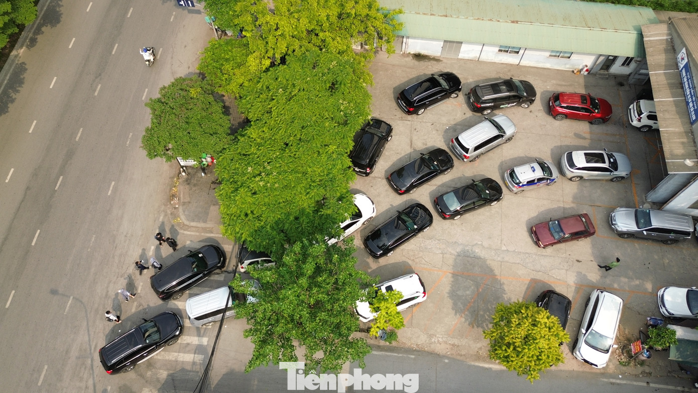 Khung thời gian cao điểm người dân đi đăng kiểm ô tô là đầu giờ sáng và đầu giờ chiều hằng ngày. Đặc biệt, có thời điểm các ô tô nối đuôi thành hai hàng kéo dài ra đường lớn Cầu Giấy để chờ tới lượt đăng kiểm. Khung thời gian cao điểm người dân đi đăng kiểm ô tô là đầu giờ sáng và đầu giờ chiều hằng ngày. Đặc biệt, có thời điểm các ô tô nối đuôi thành hai hàng kéo dài ra đường lớn Cầu Giấy để chờ tới lượt đăng kiểm.