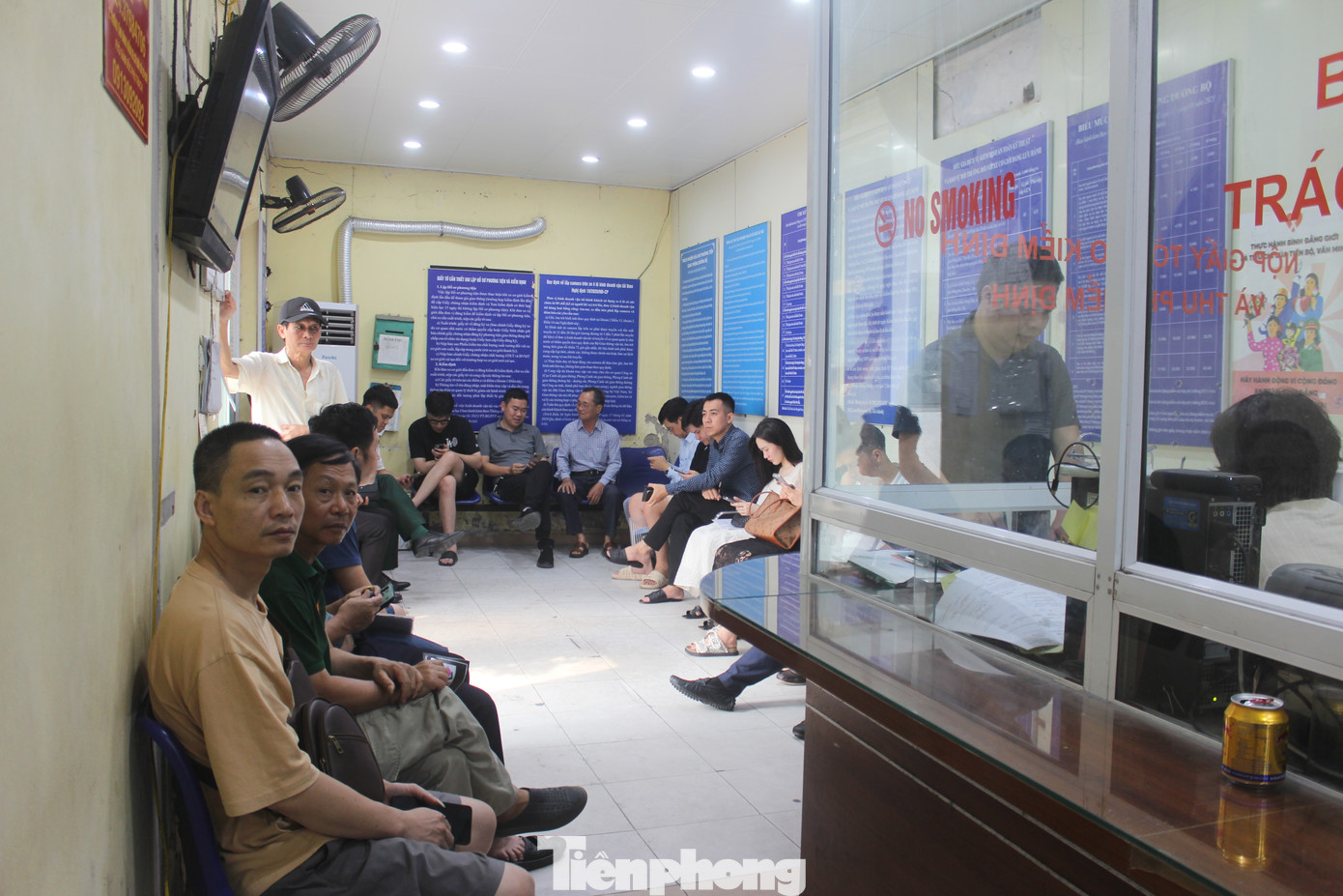 Đại diện các TTĐK dự báo lượng ô tô đi đăng kiểm vài ngày tới sẽ tiếp tục tăng, do đó người dân nên sắp xếp thời gian hợp lý, tránh giờ cao điểm để tiết kiệm thời gian chờ đợi. Đại diện các TTĐK dự báo lượng ô tô đi đăng kiểm vài ngày tới sẽ tiếp tục tăng, do đó người dân nên sắp xếp thời gian hợp lý, tránh giờ cao điểm để tiết kiệm thời gian chờ đợi.